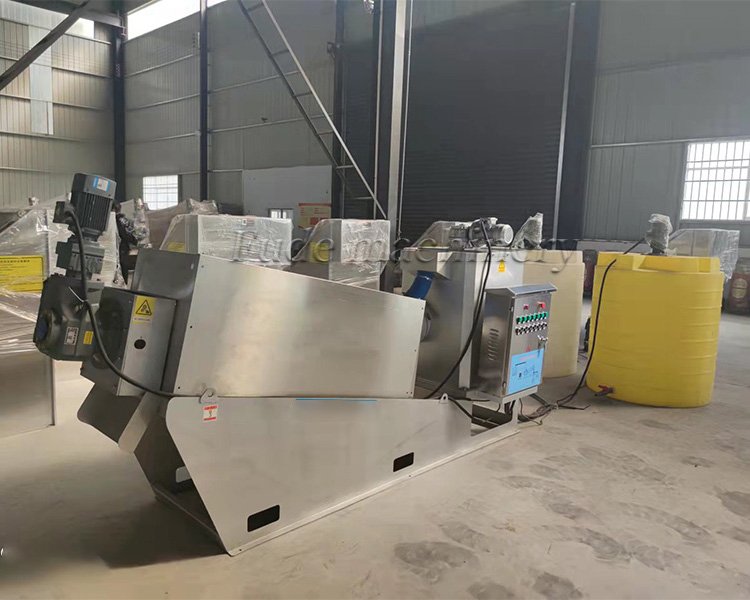 Stacked screw solid-liquid separator